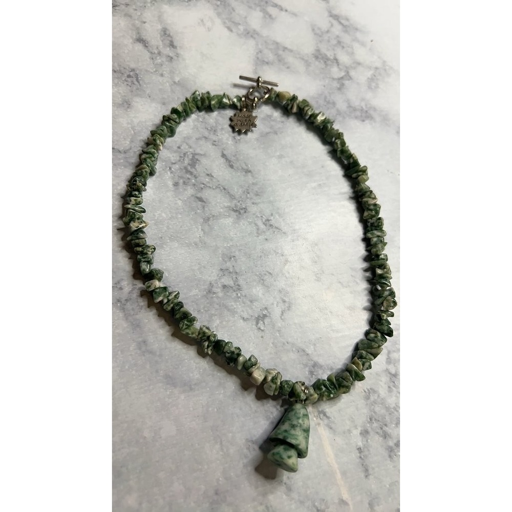 Vintage Green Stone Chip Necklace with Tree Pendant - Picture 2 of 7
